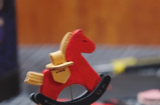 “烫头马”、生肖香包走俏 马元素手工艺品持续升温