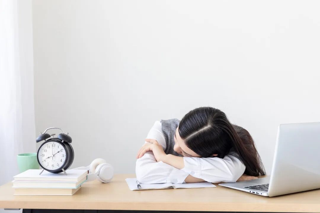 每天午睡的人和从不午睡的人，“大脑年龄差”会悄悄拉开！