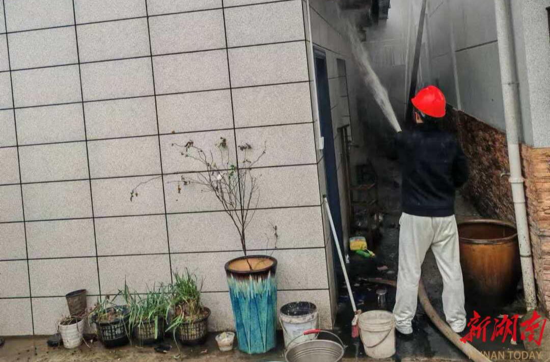 休假消防员回乡遇火情，专业处置保住村民新房