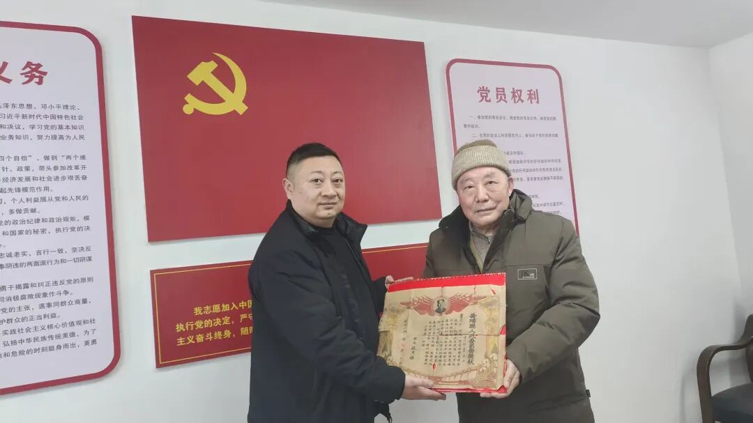 弥足珍贵！岳阳八旬老人携六兄妹捐七十年“传家宝”