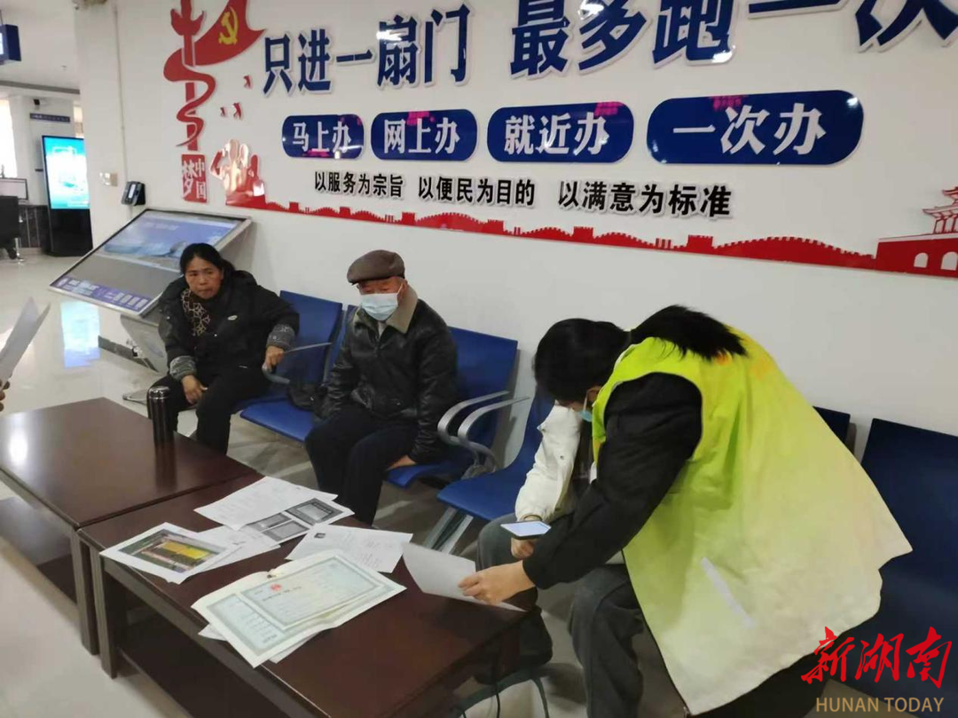 换证高峰显担当 帮办代办暖民心