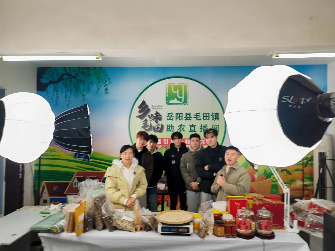 为家乡“带球突破”！这场直播有点暖