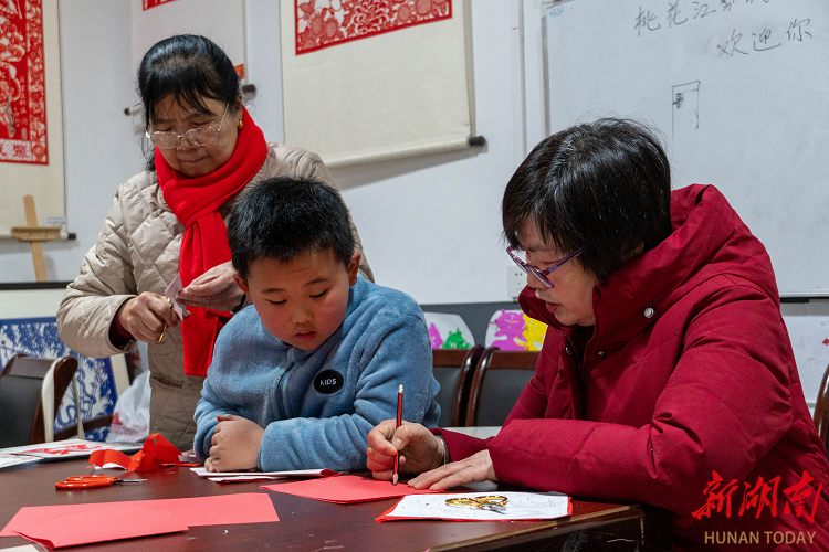 红纸翻飞间，百匹骏马“跃”然而出！桃江剪纸艺人巧手贺马年