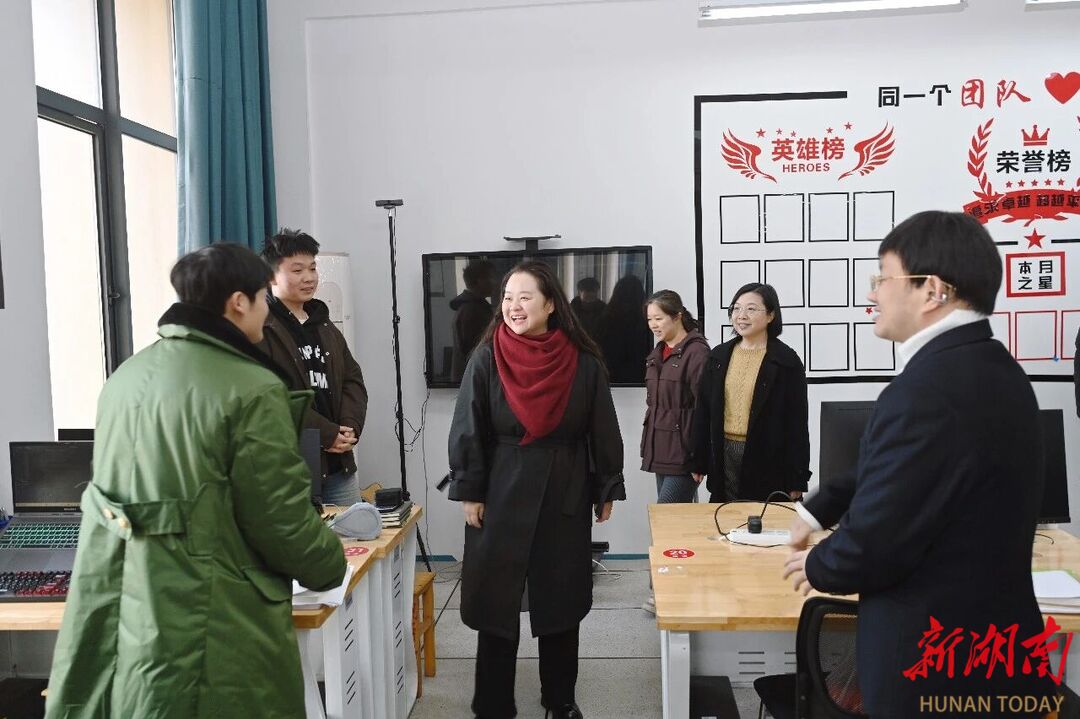 湖南理工职院领导慰问寒假备赛师生