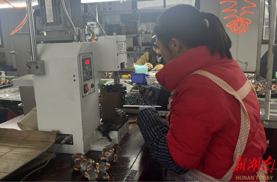 村部顶楼机器响，村民家门口上班！桃江县沾溪镇探索工业生产下乡新模式