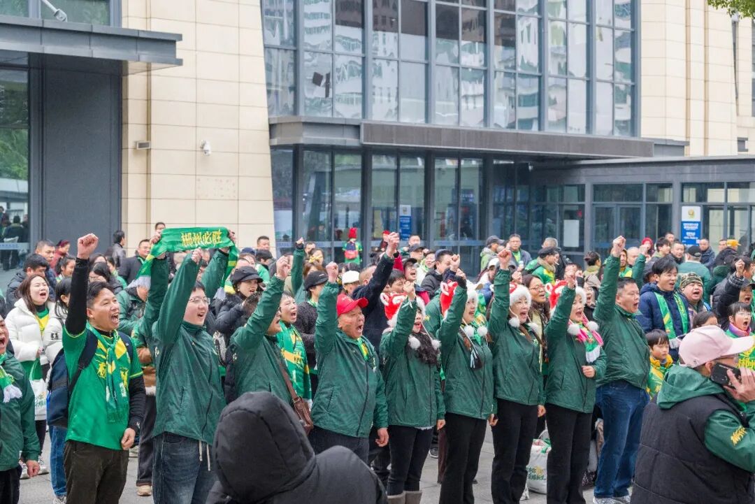 郴州球迷乘专列出征：向胜利出发，为友谊喝彩