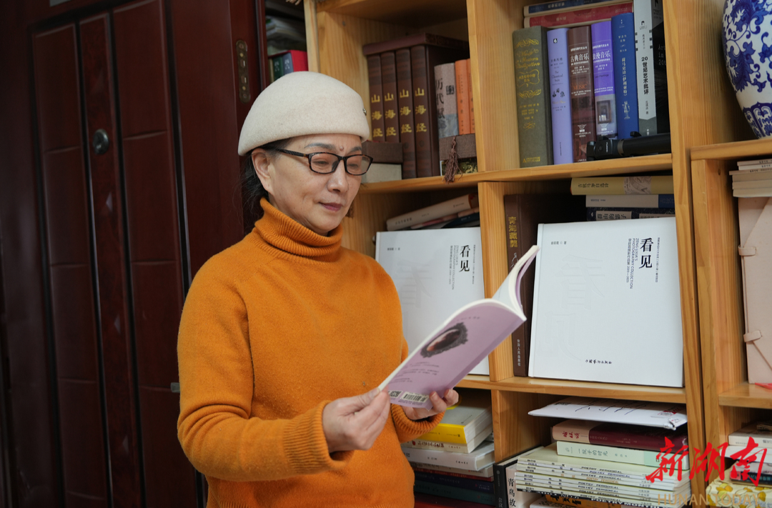 “咔嚓”16年，曾丽霞将生动的日常、向上的精神定格在《看见》里