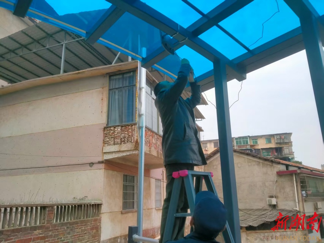 珠晖区凤凰村社区：安装路灯暖人心 照亮居民出行路