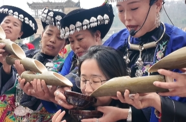 视频｜记者亲测湘西“高山流水”！在花垣岩锣村，喝的是酒，迎的是情