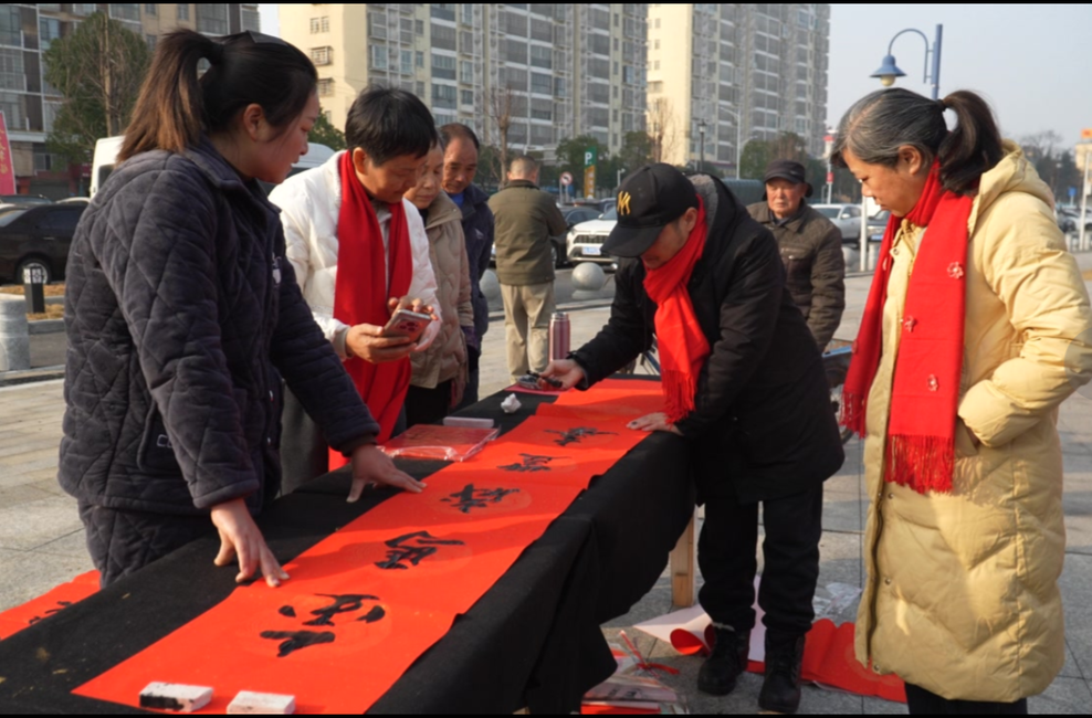 西洞庭管理区迎新春写春联主题活动年味十足