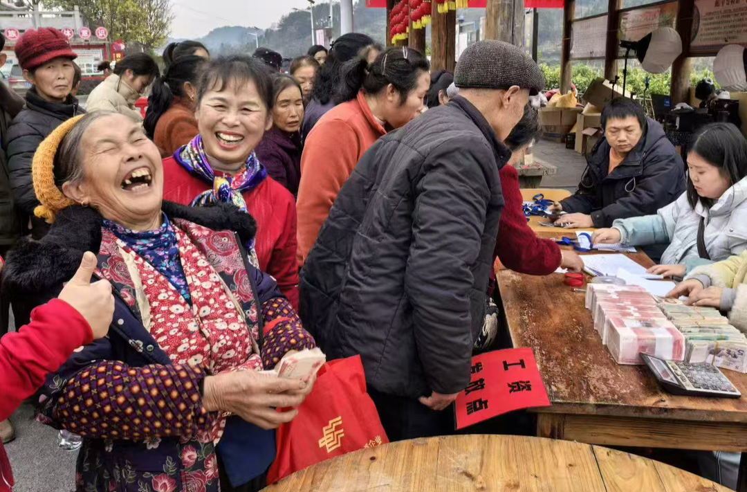 凤凰菖蒲塘村3000余人同吃团圆饭，年味拉满