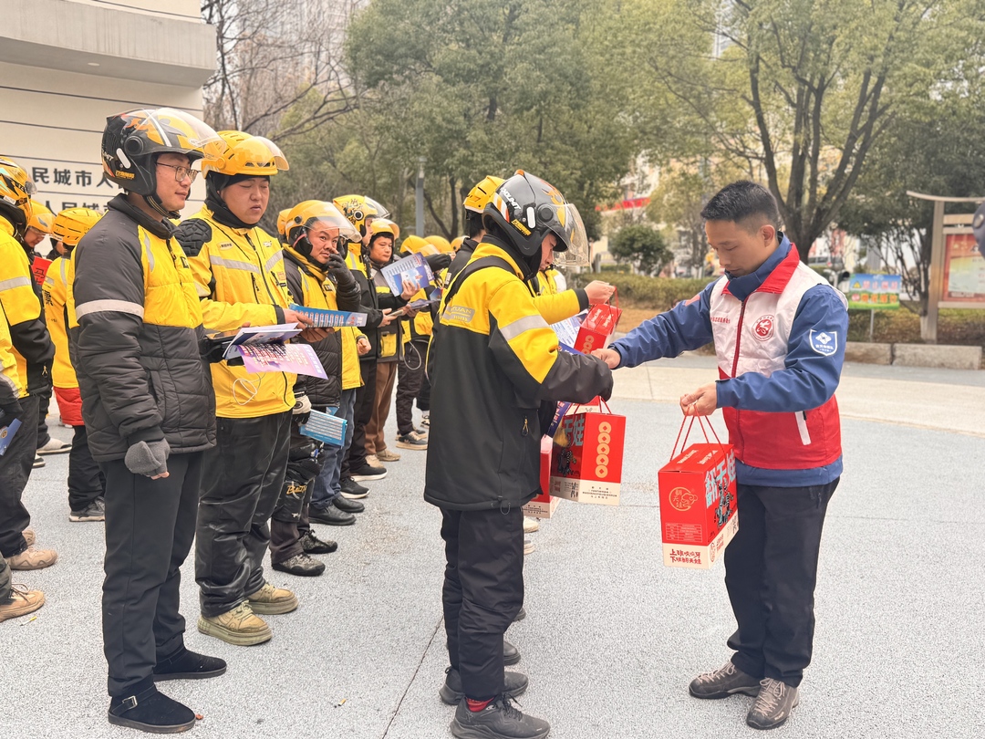 为骑手配送“新春温暖包”与“安全防护包”