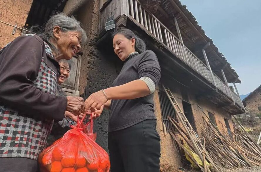 18本笔记，3辆摩托，十年坚守——湖南好人龚秋霞的深山“代购”路