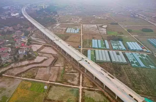 零道高速项目西边湾特大桥顺利贯通