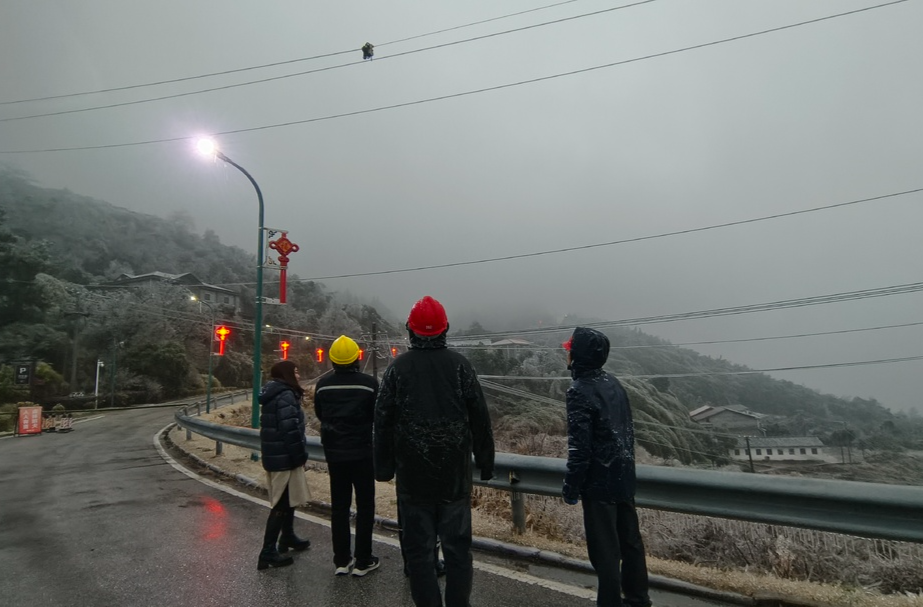 电线牵山走 光明满影珠