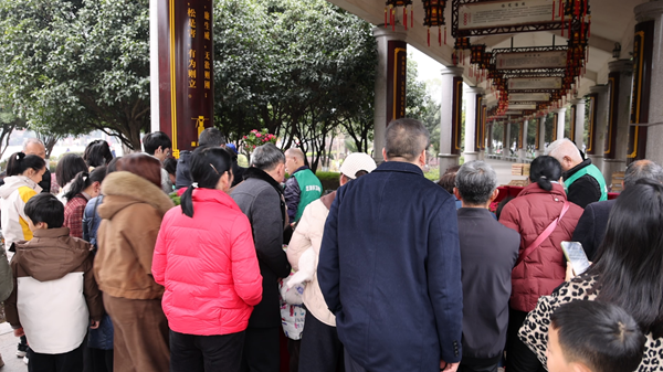 双牌开展新春赠花活动 全民共建最美花园县城