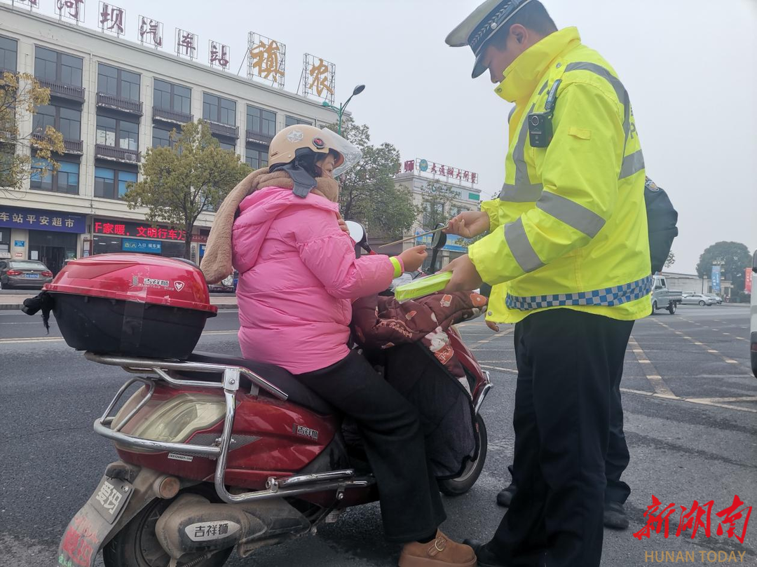 小小“绿手镯”，200米外可见！大通湖交警发的反光条让群众走夜路更安全