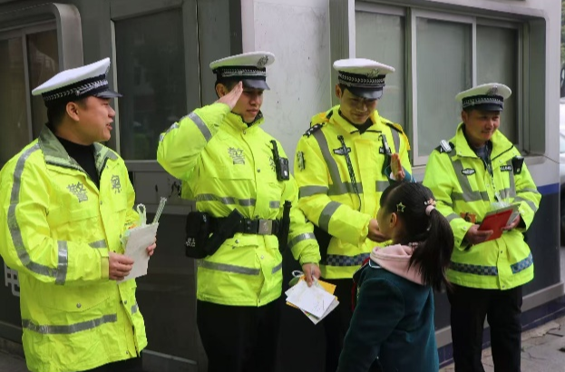 “红领巾”致敬交警叔叔！石鼓区人民路小学开展寒假实践活动