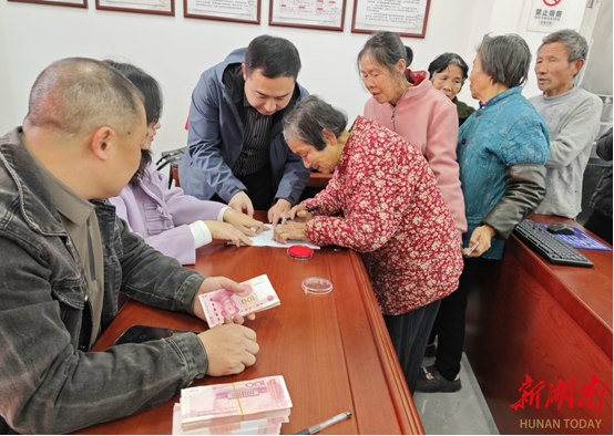 新田秀富里村：集体分红精准惠民 老年群体喜提“幸福红包”