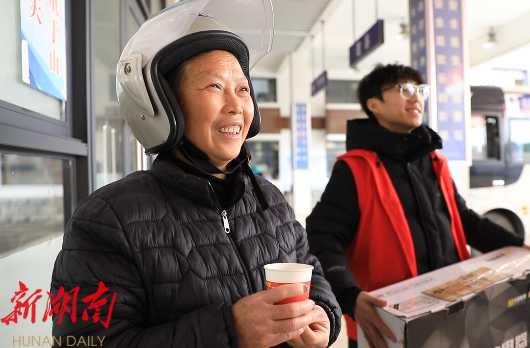 江永：青春力量汇入春运暖流 志愿服务情暖返乡归途