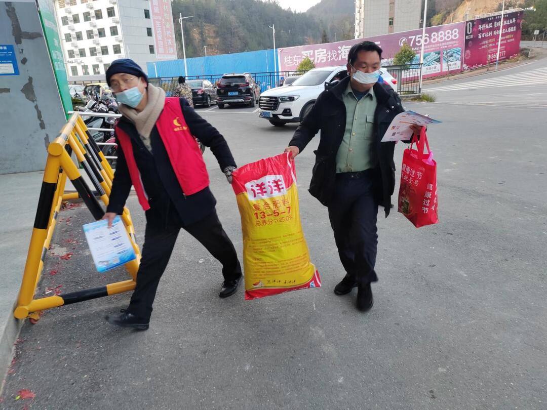 情暖归乡路 志愿润人心丨桂东“红马甲”用善举书写春运暖心故事