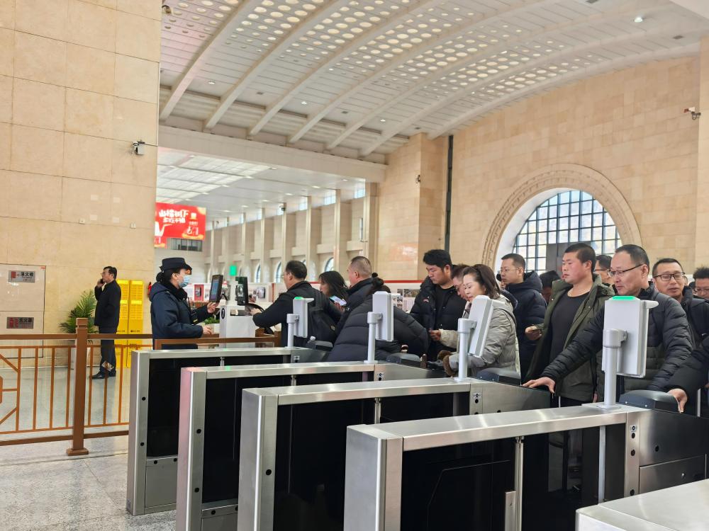 多条高铁首迎春运：缩短的是归途 加速的是发展