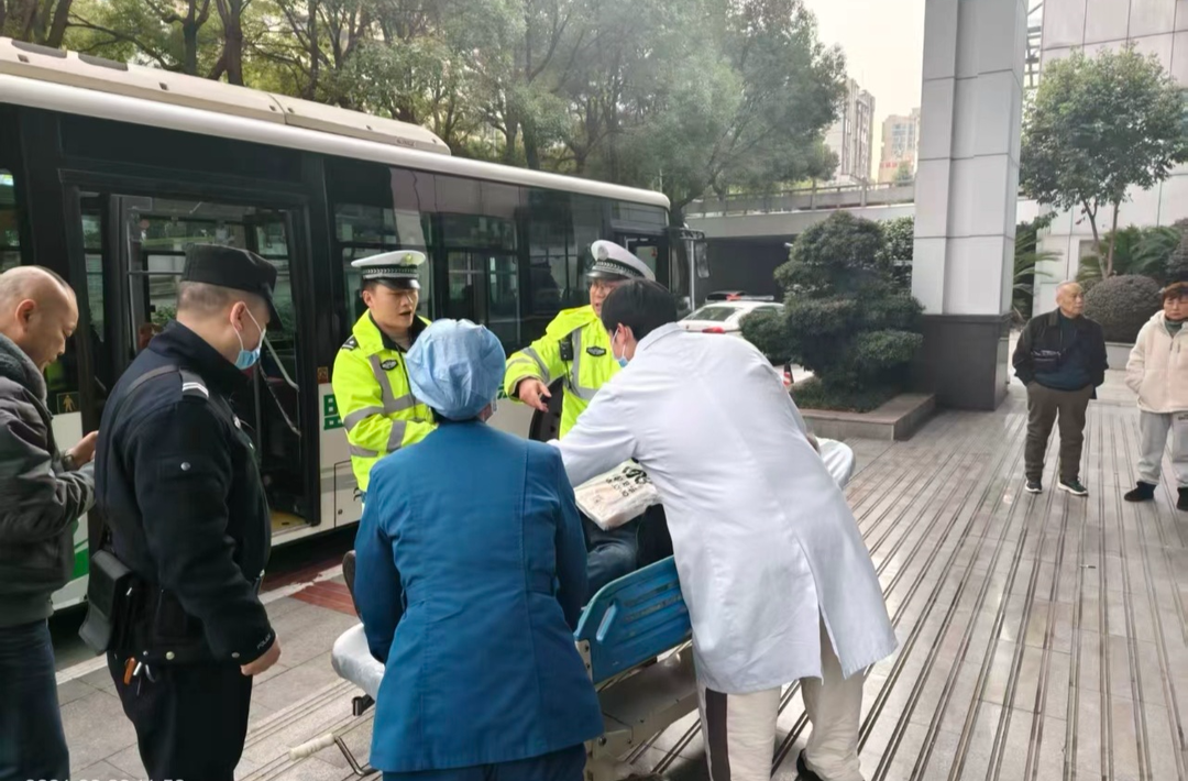 视频丨危急竞速：郴州交警“绿波”护航病重老人