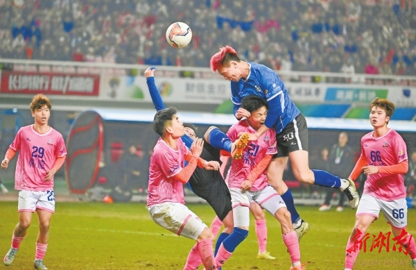 滚烫的足球 蓝色的梦（报告文学）