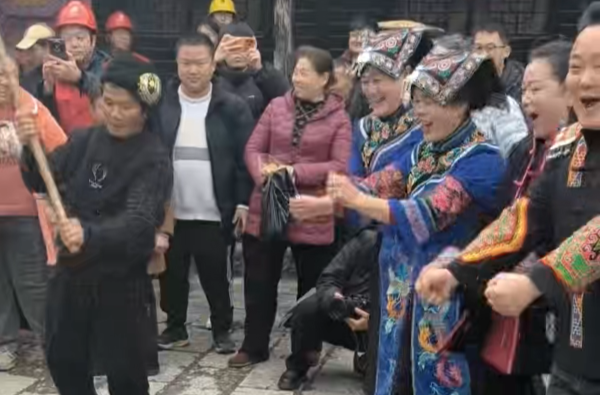 视频丨一曲《粑粑哈》，一槌幸福年！龙山惹巴拉古寨太热闹了