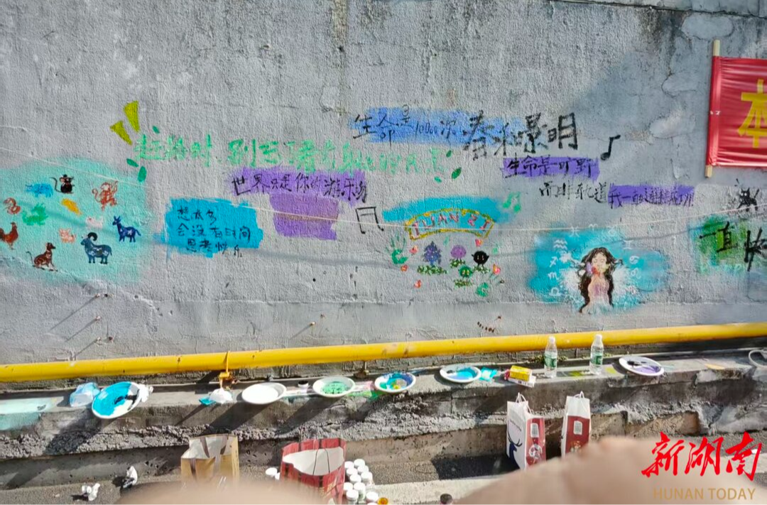 雅礼中学国际部学子用创意彩绘点亮“城市灰空间”，打造治愈系城市走廊