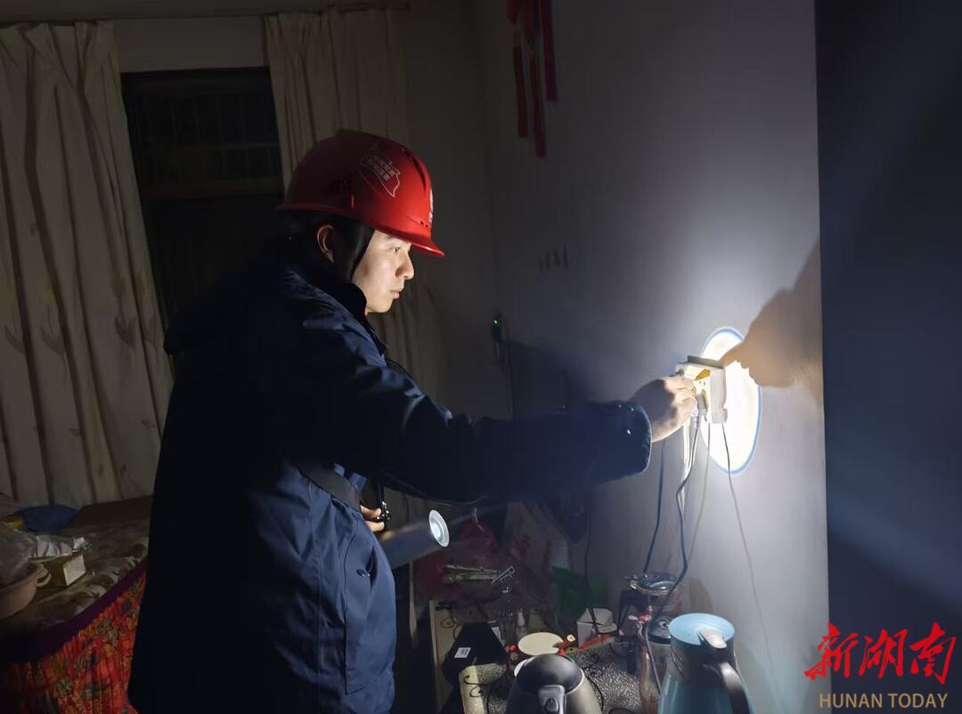 国网郴州供电公司：党员服务队寒夜抢修 温暖独居老人