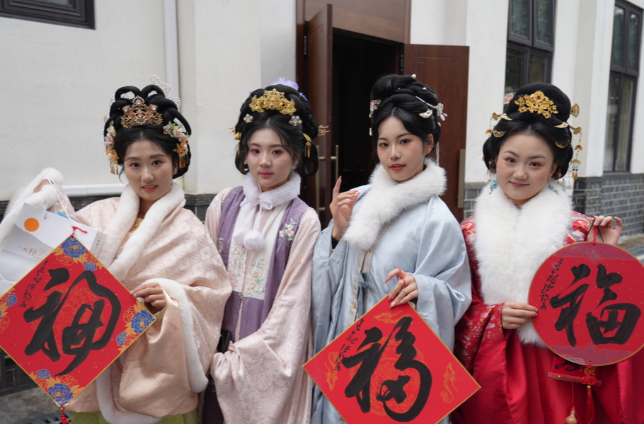 衣袂飘飘品年味 洪江市黔阳古城上演汉服嘉年华