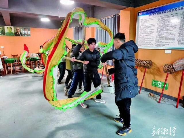 岳塘区：非遗薪火传 少年舞龙忙