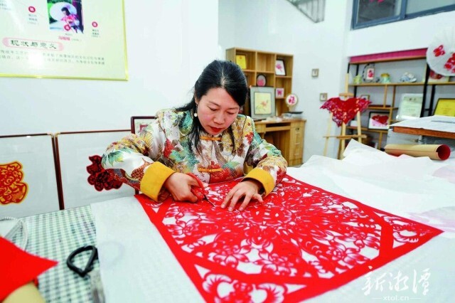 新春走基层丨冯程程：剪下故事，纸上生暖