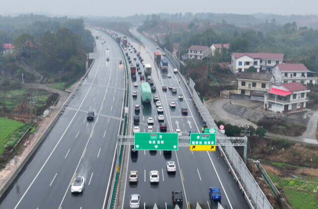 他们的盒饭冷了，大家的归途通了
