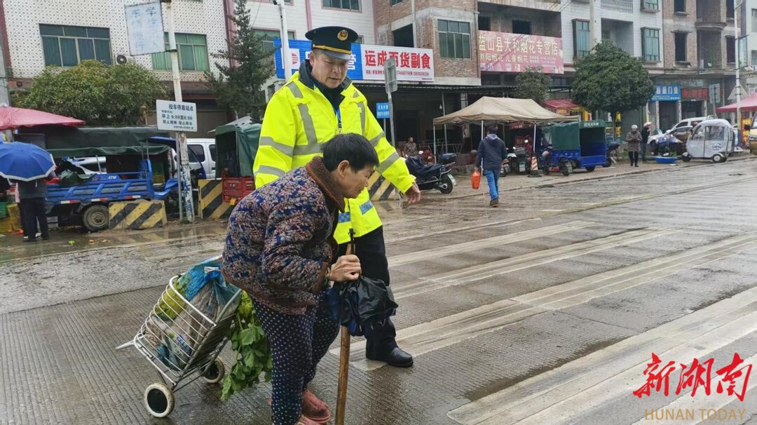 蓝山：春运值守不松懈  暖心护航平安路