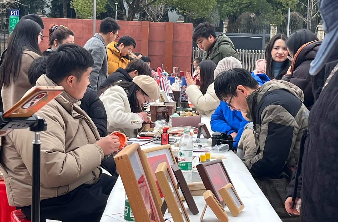 人气旺！湘西州首届篆刻作品展开幕