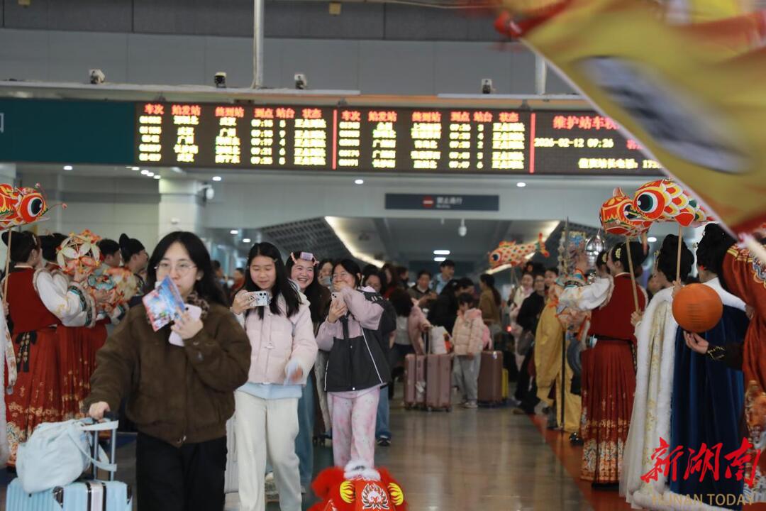  “衡”有年味｜珠晖区“欢迎回家”快闪亮相高铁衡阳东站 温暖游子归乡路