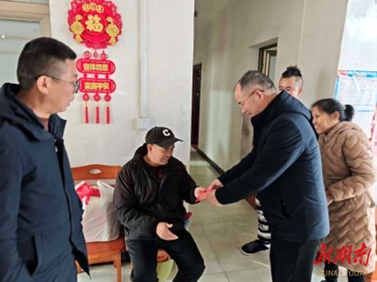 宁远县人民医院深入帮扶村走访慰问困难群众