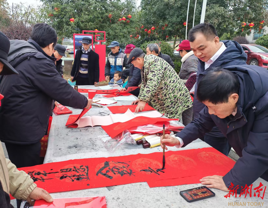 图片新闻 | 写春联 把“福”带回家
