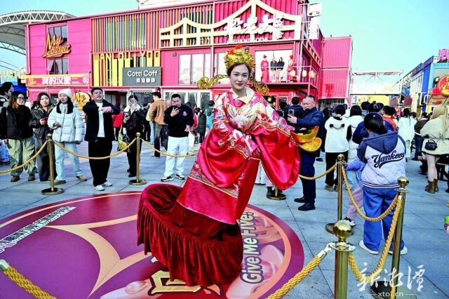 小年夜，3个“00后”在湘潭万楼追“财神”