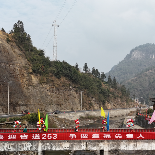 盼了几十年！保靖村民载歌载舞庆祝迁夯公路全线贯通