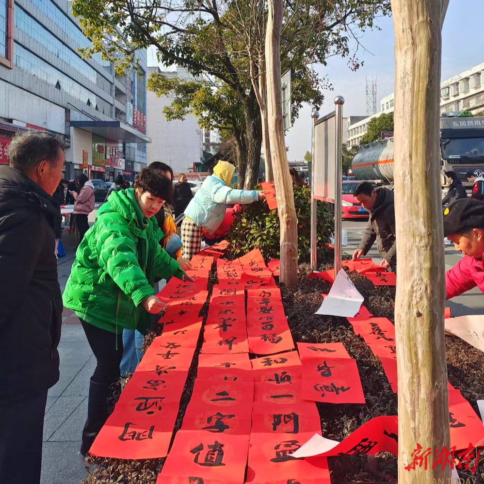 洪江市50余名“银发”书画家送福到千家万户