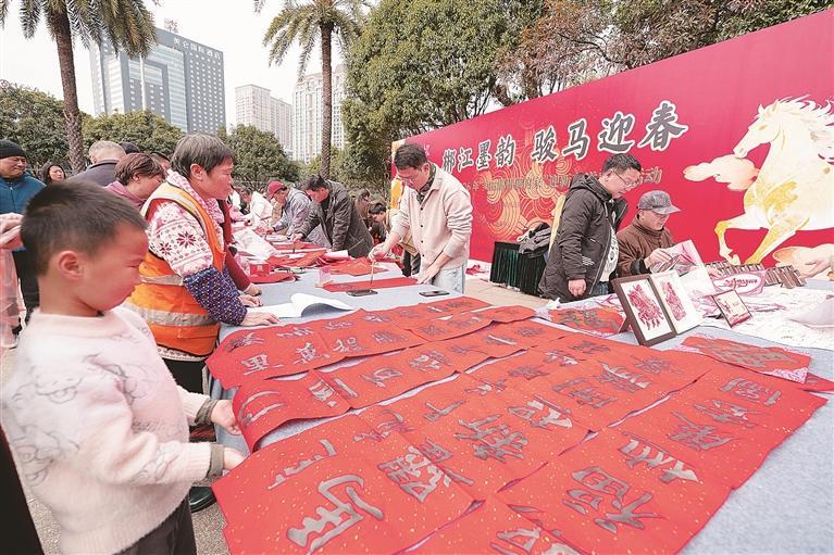 视觉丨2026年“美丽郴州我的家”迎新春送春联活动在五岭广场温情启幕