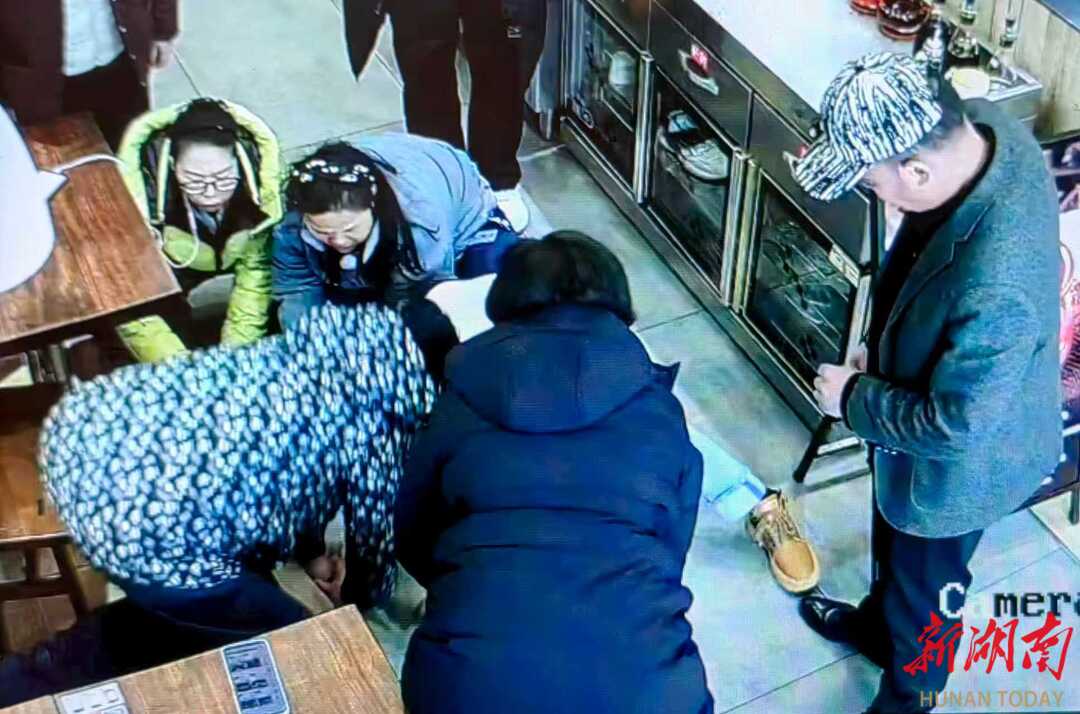 张家界武陵源：一女孩餐馆突发疾病 两食客紧急成功施救
