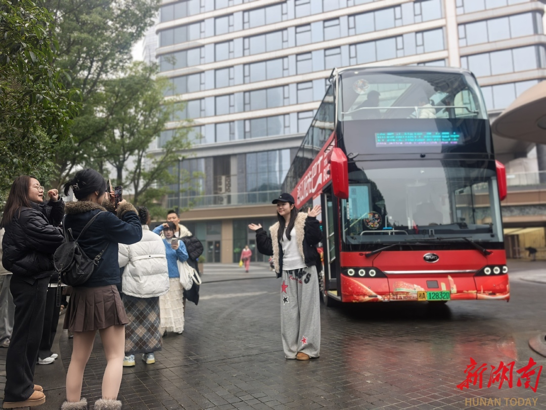 长沙北辰滨江商圈“湘江巴士”北辰三角洲专线发车