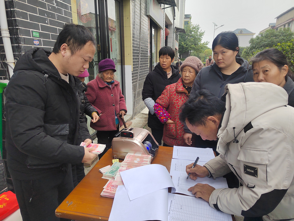 资兴大王寨村：分红领到2026年，村民喜过“超前年”