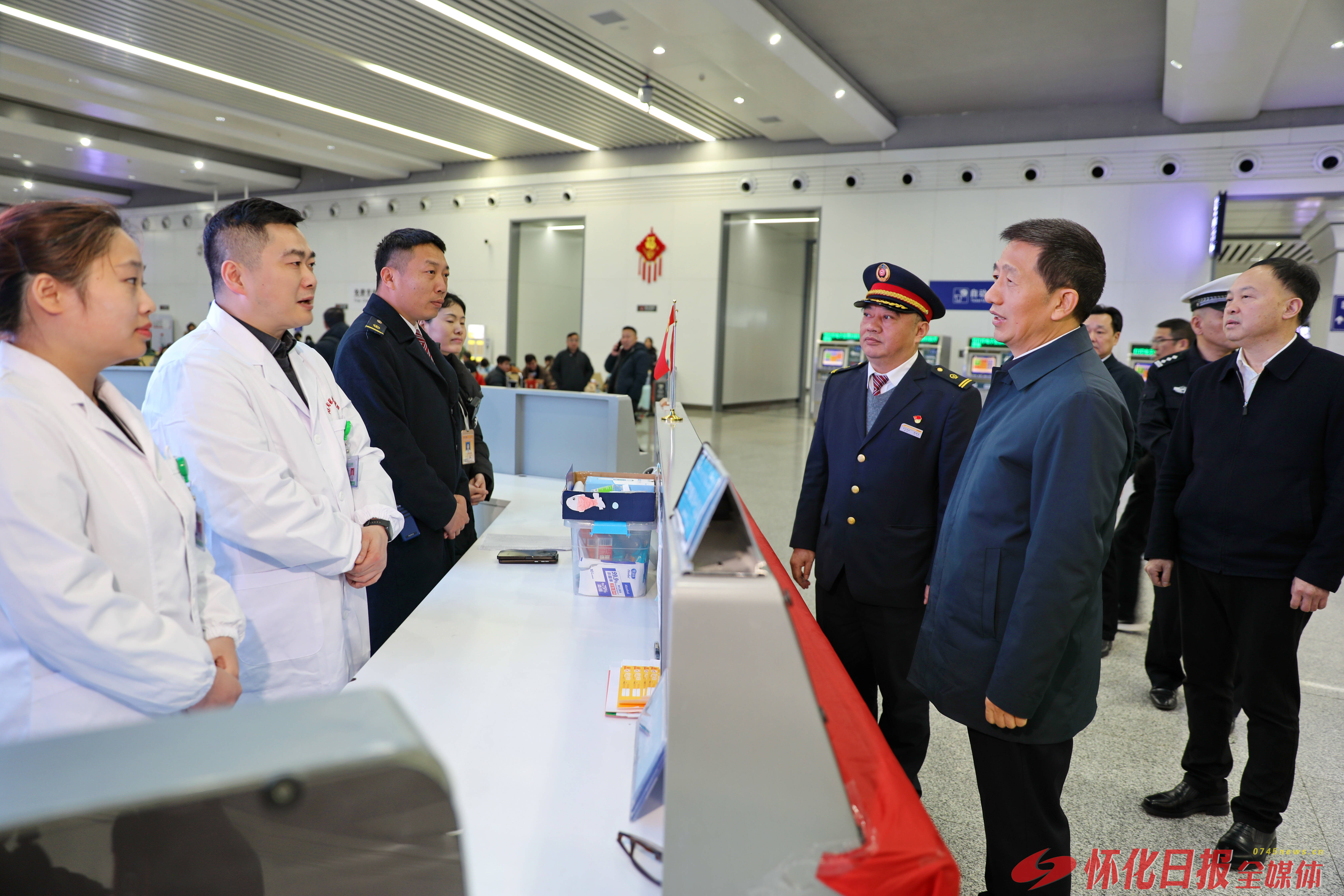 许忠建走访慰问春节期间一线值守工作人员，检查督导保供保畅保安全工作