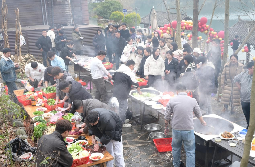 新春走基层｜凤凰：归乡逢岁暖 苗寨漾年味
