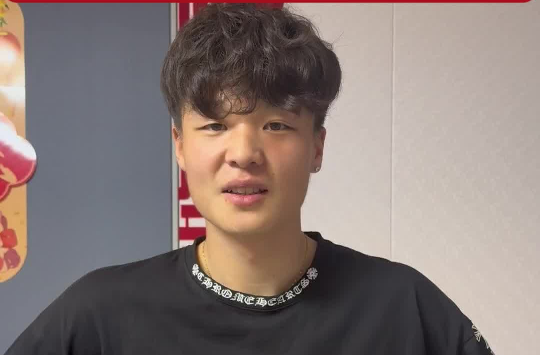 “湘超”长沙队球员李章毓向新湖南客户端网友拜年